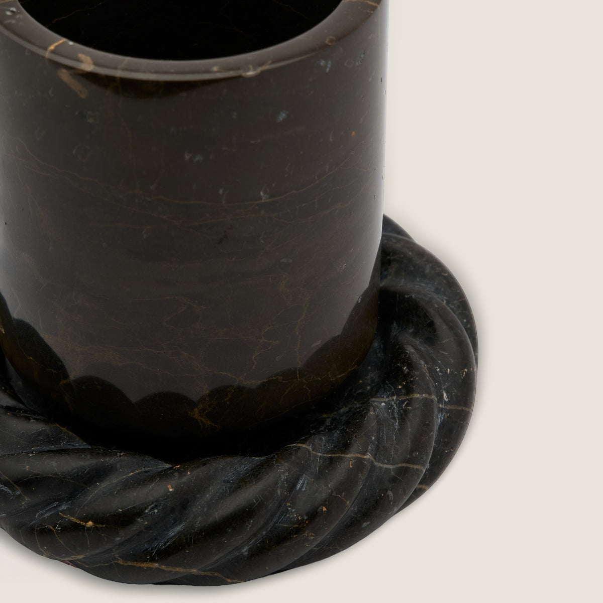 La Tazzina in Slate on a La Corda Piattina in Slate, up close