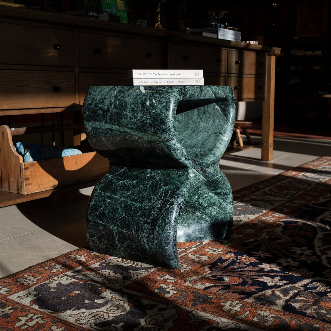 Agostina Table in Emerald marble on a patterned rug